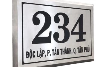Bảng số nhà inox in UV có bị phai màu theo thời gian không?